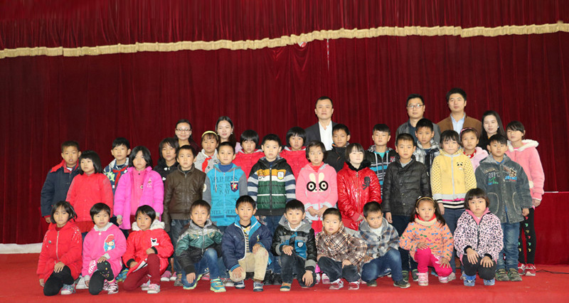 人人安康公益助學攜手李銳、應采兒赴湘西龍山茅坪小學，與孩子一起歡度「六一」.jpg